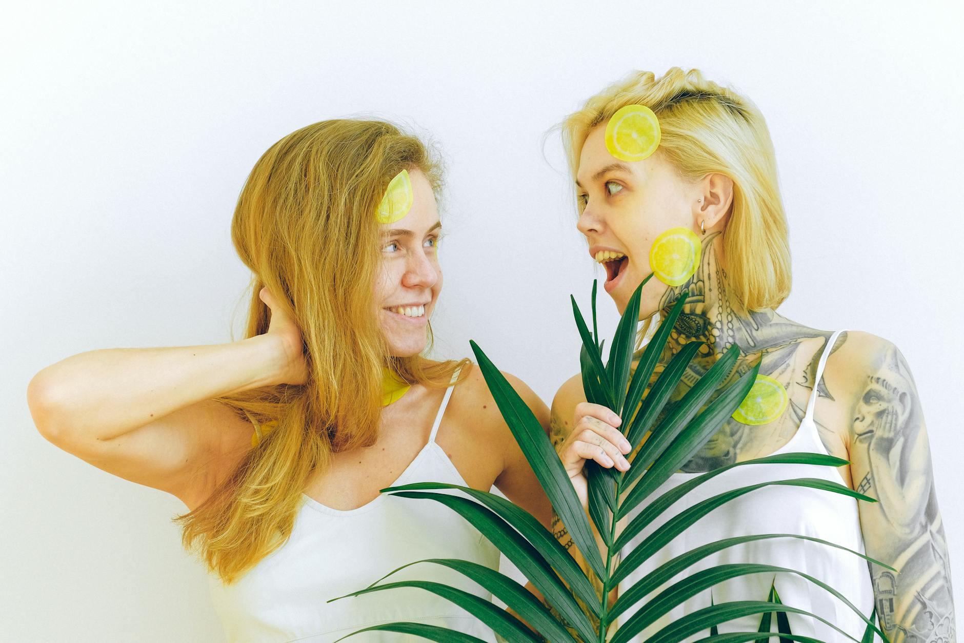 Duas mulheres sorrindo e expressando alegria enquanto experimentam prazer juntas