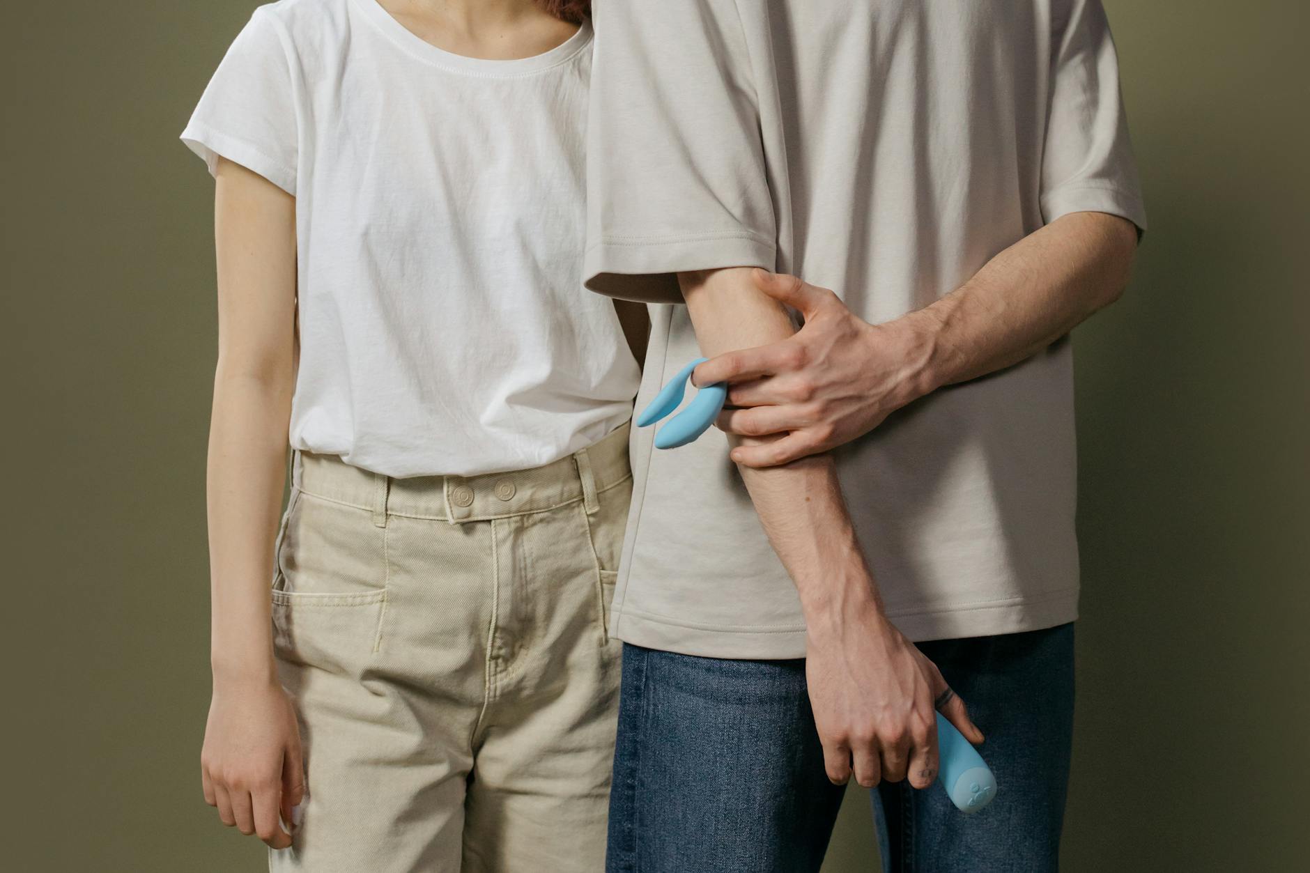 Vibrador de silicone em tons neutros sobre tecido macio branco